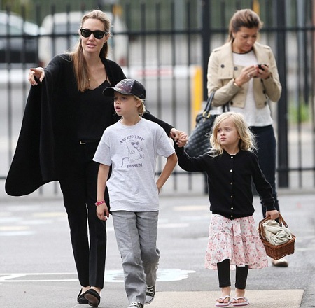 Cô đưa hai bé Shiloh và Vivienne dạo quanh đường phố Sydney, Úc.