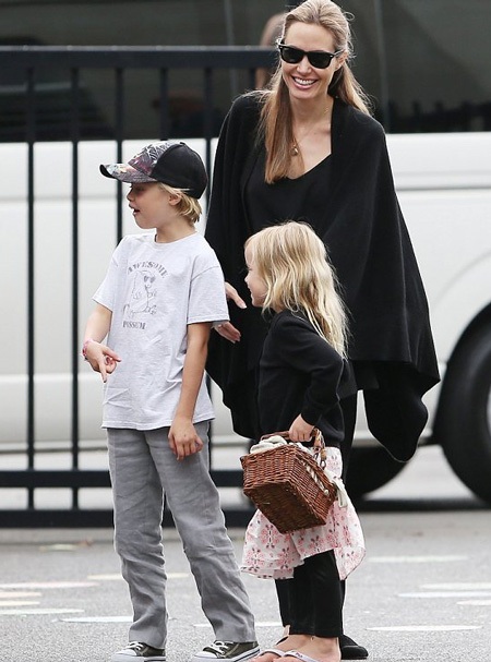 Cô đưa hai bé Shiloh và Vivienne dạo quanh đường phố Sydney, Úc.