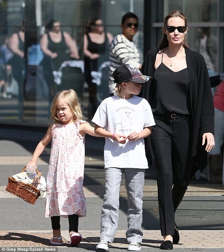 Trong khi cô chị Shiloh ăn mặc chẳng khác gì một cậu con trai