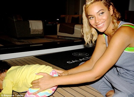 Clip: Beyoncé gặp fan cuồng - 7 Beyoncé khoe bức hình chụp trong chuyến du lịch của cô với chồng và con
