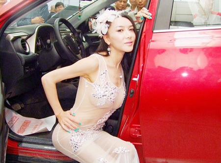 Cung Hiểm Phi diện váy mỏng như màn tuyn tại triển lãm ô tô quốc tế, ngày 20/9.