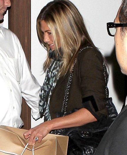 Jennifer Anniston tới một nhà hàng dùng bữa tối, ngày 19/9 vừa rồi