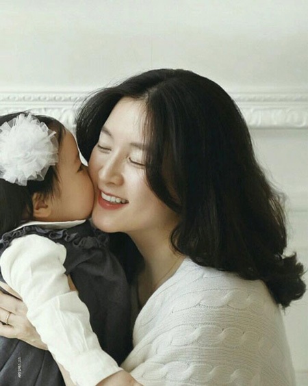 Lee Young Ae chọn cuộc sống bình dị bên chồng con - 6 Lee Young Ae và con gái cưng