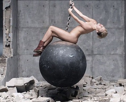 Hình ảnh khỏa thân táo bạo gây bão của Miley trong clip mới