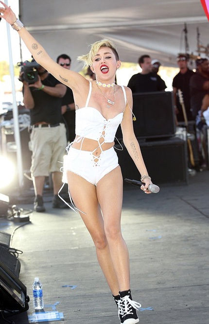 Sau khi chia tay với bạn trai cũ, Miley vẫn ăn mặc gợi cảm khi đứng trên sân khấu...