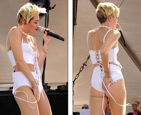 Sau khi chia tay với bạn trai cũ, Miley vẫn ăn mặc gợi cảm khi đứng trên sân khấu...
