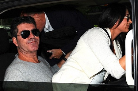 Simon Cowell quấn quýt bạn gái đang mang bầu - 2 Lauren ngồi lên lòng của Simon