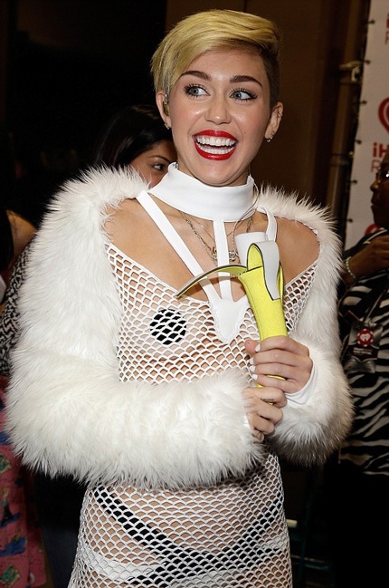 Miley ăn mặc mát mẻ trong đêm diễn thứ hai của chương trình iHeartRadio