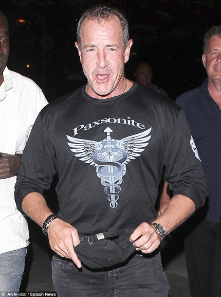 Ông Michael nổi giận khi hay tin con gái Ashley phẫu thuật khi mới 18 tuổi