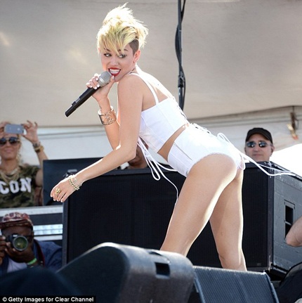 Fan lại sốc với loạt ảnh khỏa thân của Miley trên tạp chí - 5 Miley biểu diễn gợi cảm trên sân khấu