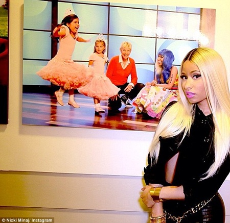 Nicki Minaj lộ hàng vì mặc “hớ hênh” - 3 Cô chụp hình kỷ niệm khi tới chương trình phỏng vấn