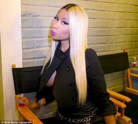 Nicki Minaj lộ hàng vì mặc “hớ hênh” - 4 Cô chụp hình kỷ niệm khi tới chương trình phỏng vấn
