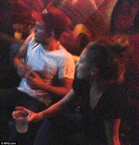 Những bức ảnh hò hẹ của Robert và bạn gái mới Dylan bị giới săn tin phát hiện