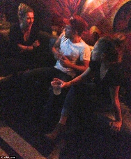 Những bức ảnh hò hẹ của Robert và bạn gái mới Dylan bị giới săn tin phát hiện