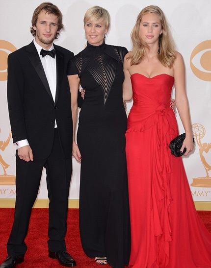 Đầu tuần này, Dylan tới dự lễ trao giải Emmy cùng mẹ ruột và em trai