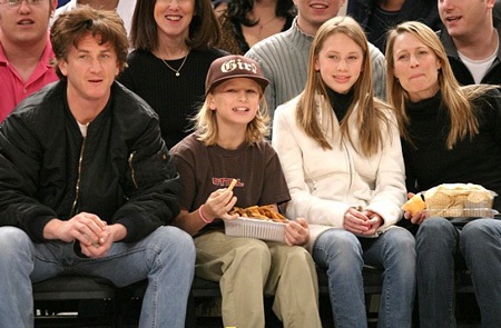 Dylan (thứ hai từ phải sang) cùng cha mẹ ruột và em trai