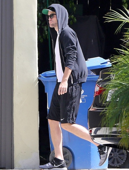 Sau khi chia tay với Kristen, Robert liên tục dính tin đồn hò hẹn với những bóng hồng mới