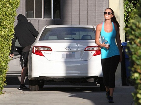 Đầu tuần vừa rồi, Robert vui vẻ rời khỏi xe cùng huấn luyện viên thể dục của mình.