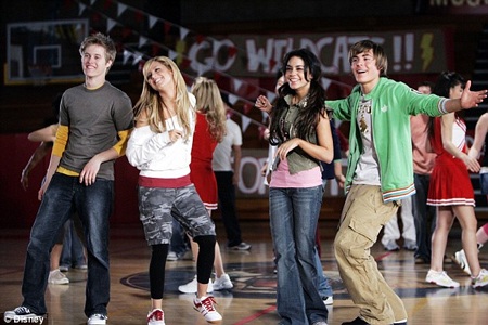 Quá khứ nghiện ngập đáng sợ của Zac Efron - 5 Sự thành công quá mức của High School Musical cũng tạo không ít áp lực cho Zac