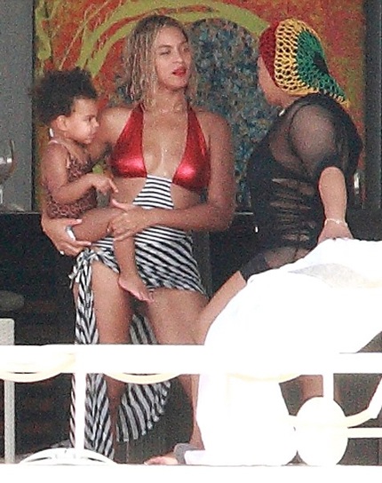 Beyonce tranh thủ trò chuyện với mọi người