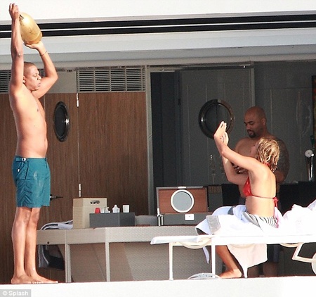 Beyonce chụp ảnh cho chồng, nhà sản xuất kiêm rapper mát tay Jay Z