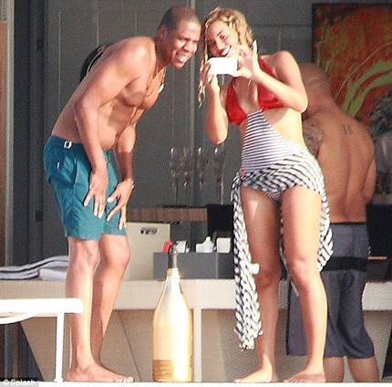 Cả hai vợ chồng tranh thủ xem lại những bức hình đẹp