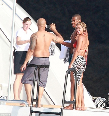 Những khoảnh khắc hạnh phúc bên gia đình hiếm hoi của ngôi sao bận rộn