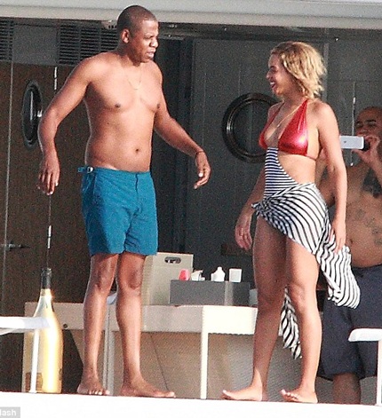 Hai vợ chồng Beyonce cùng diện áo tắm và tận hưởng nắng gió tại vùng biển nước Ý