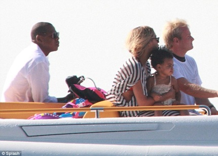 Cô và chồng lên một chiếc thuyền nhỏ để rời du thuyền tới thăm thú xung quanh