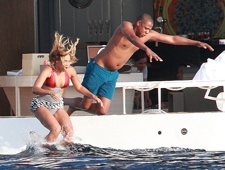 Hai vợ chồng diva da màu tranh tài bơi lội