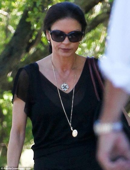 Catherine Zeta-Jones tiều tụy sau khi ly thân - 1 Catherine Zeta-Jones lộ diện lần
đầu kể từ khi xác nhận vợ chồng cô đang ly thân