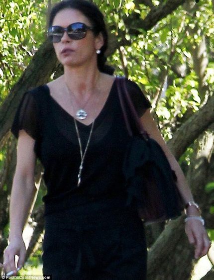 Catherine Zeta-Jones tiều tụy sau khi ly thân - 2 Ngôi sao 43 tuổi trông gầy gò, mệt
mỏi và già nua.