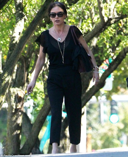 Catherine Zeta-Jones tiều tụy sau khi ly thân - 3 Cô vẫn đeo nhẫn cưới