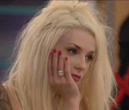 “Cô dâu 18 tuổi” múa cột và được mời đóng phim người lớn - 3 Cô dâu 18 tuổi Courtney Stodden (trái) múa cột trên truyền hình Anh