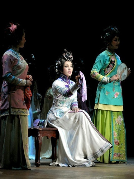 “Võ Tắc Thiên” Lưu Hiểu Khánh không giải nghệ dù lấy chồng “đại gia” - 2 Hiện, Lưu Hiểu Khánh đang có mặt tại Hồng Kông để chuẩn bị cho ba đêm diễn vào cuối tuần này.