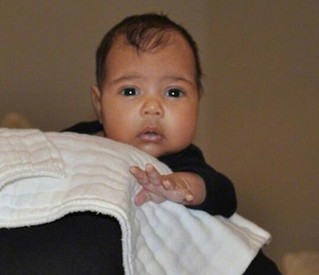 Làm mẹ, Kim Kardashian thay đổi hình ảnh - 2 Hình ảnh duy nhất về con gái của Kim được hé lộ với công chúng