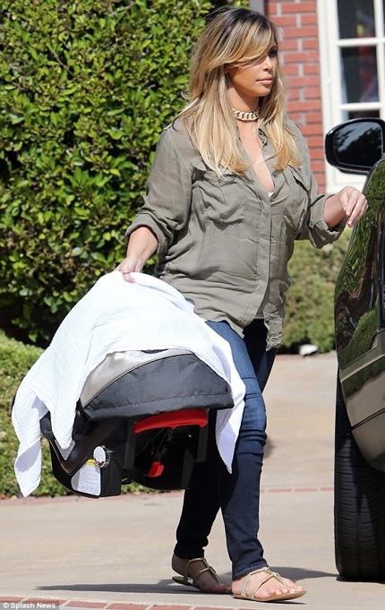 Làm mẹ, Kim Kardashian thay đổi hình ảnh - 5 Cô đưa theo cô con gái 2 tháng tuổi ra phố