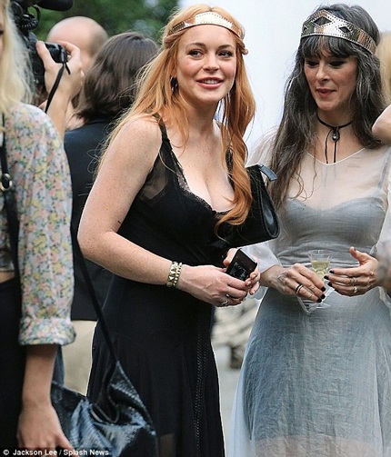 Lindsay Lohan khoe thân hình đầy đặn hơn sau khi cai nghiện - 1 Lindsay Lohan tươi tắn và khỏe mạnh khi làm khách tại tuần lễ thời trang New York