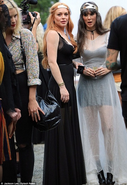 Lindsay Lohan khoe thân hình đầy đặn hơn sau khi cai nghiện - 6 Mọi người đều mừng trước sự thay đổi tích cực của Lindsay kể từ khi rời trại cai nghiện