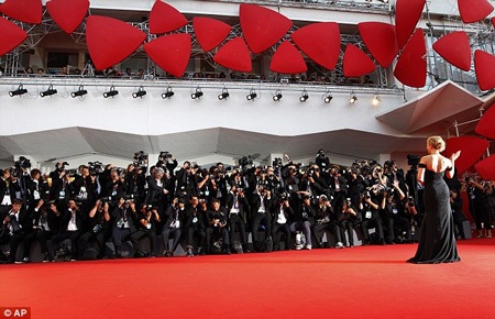 Ngôi sao Hollywood được rừng phóng viên ảnh chào đón.