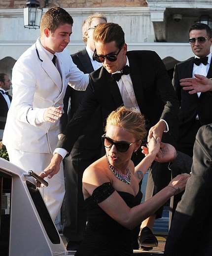 Bạn trai người Pháp tỏ ra rất chu đáo với người đẹp