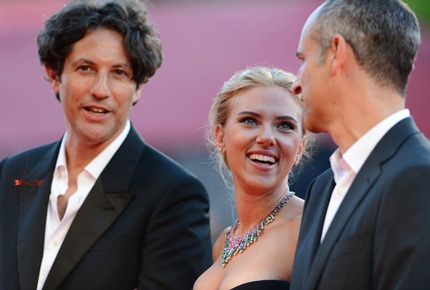 Scarlett trò chuyện với đạo diễn Jonathan Glazer và nhà sản xuất James Wilson