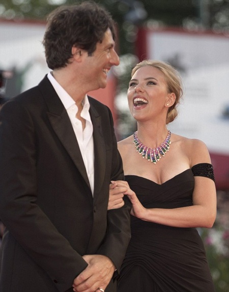 Cô vui vẻ nắm tay và trò chuyện với đạo diễn của bộ phim - Jonathan Glazer