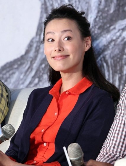 Lương Lạc Thi tươi tắn trong buổi họp báo.