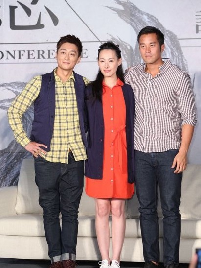 Lương Lạc Thi tươi tắn trong buổi họp báo.