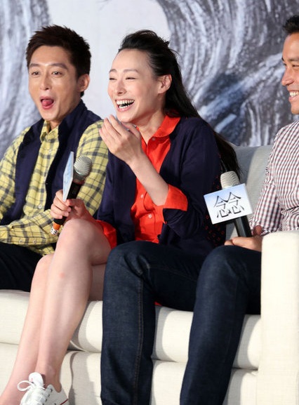 Lương Lạc Thi tươi tắn trong buổi họp báo.