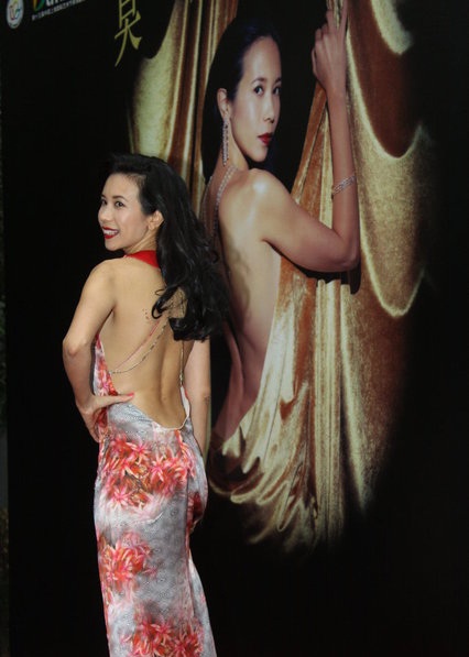 Mạc Văn Úy tự tin khoe lưng ong nuột nà. Bí quyết giữ gìn dáng vóc của cô chính là chăm tập vũ đạo.