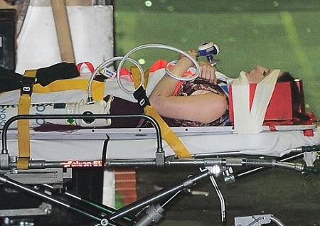 Thí sinh Abi Alton được đưa đi cấp cứu sau khi bị trượt ngã khiến cô nằm bất động