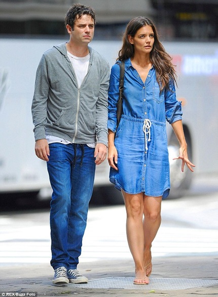 Hậu ly dị, Katie Holmes vui sống với những mối quan hệ mới - 10 Mối quan hệ thân thiết giữ Katie Holmes và bạn diễn Luke Kirby cũng khiến nhiều người đồn thổi.