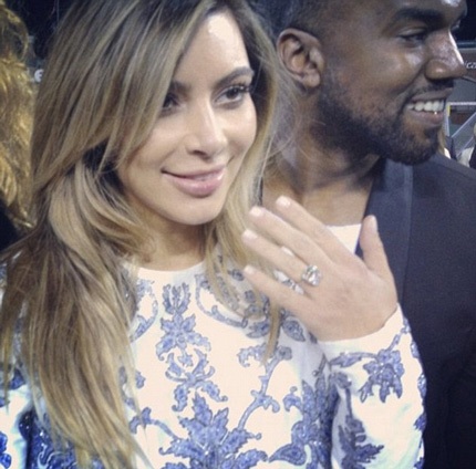 Cái kết ngọt ngào của chuyện tình 9 năm giữa Kim và Kanye - 1 Kanye West đã cầu hôn Kim Kardashian vào đúng sinh nhật lần thứ 33 của cô